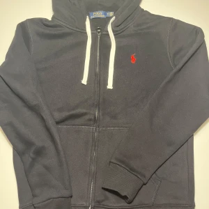 Ralph lauren zip hoodie! - 10/10 kvalité hoodie. Storlek M men lite mindre i storleken!