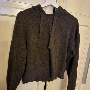 Mörkbrun stickad hoodie med huva - Mysig mörkbrun stickad hoodie med huva och snörning. Materialet är mjukt och skönt. Enkel att matcha med jeans eller mjukisbyxor. Perfekt till hösten💕💕