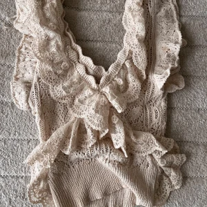 Beige spetsblus med volanger - Jättefin beige blus i spets med volang