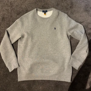 Polo Ralph lauren tröja - Snygg grå sweatshirt från Polo Ralph lauren. Inga defekter, helt oanvänd. Hör av er! Storlek M men passar också S