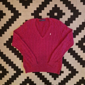 Ralph lauren knit - 📊 Färg: Rosa   📏 Storlek: Extra Large (XL)  📐 Mått: Längd - 67cm Axelbredd - 48cm  ♻️ En långärmad rosa Ralph lauren knit i storlek XL. I väldigt bra skick, inga fläckar, hål eller defekter! Perfekt nu när det börjar bli lite kyligate och hösten kommer!☺️  👕 Material: 100% Bomull  #mensfashion #style #ralphlauren #classicstyle  #fashion