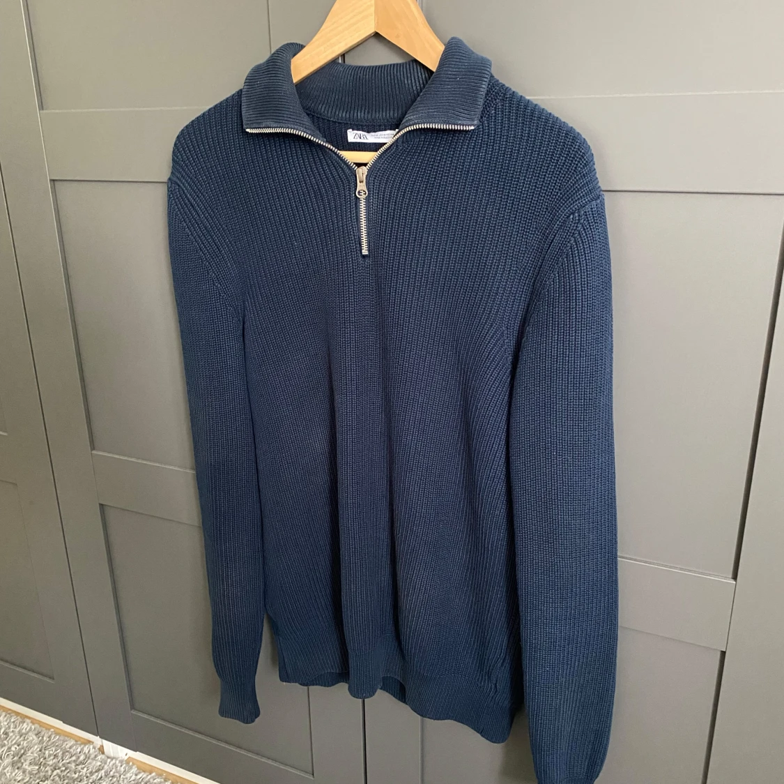 Blå stickad half zip-tröja från Zara