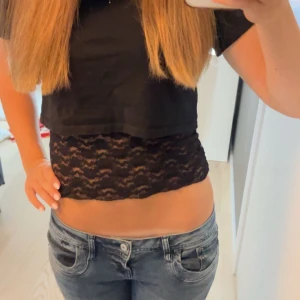 Spetsblus och tröja - Superpopulär spetsblus och tröj kombo. Båda är från gina i strl xs. Spetsblusen kostade 260kr och tröjan 150kr. Säljer båda tillsammans (eller separat om önskat). Kom privat för fler bilder eller frågor!!❤️❤️