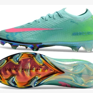 Nike Mercurial turkosa fotbollsskor - Nike Mercurial fotbollsskor i turkos och limegrön med stora rosa loggor och snörning. Ovandel i syntetmaterial och en färgglad, glansig yttersula med dobbar för gräsplan. Snygg, sportig design som sticker ut på planen. Finns i alla storlekar