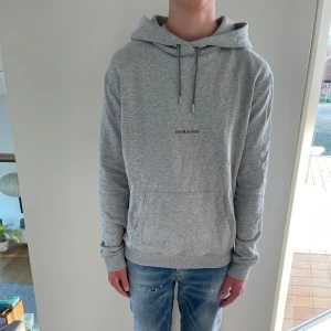 Saint Laurent hoodie  - Säljer nu denna super feta Saint Laurent hoodie, skriv för fler bilder/frågor🙌🏼