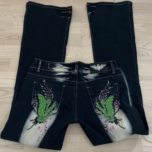 crazy age jeans - jag är 176 för referens, återkommer med mått men de sitter som S/M. ok att köpa direkt 🖤