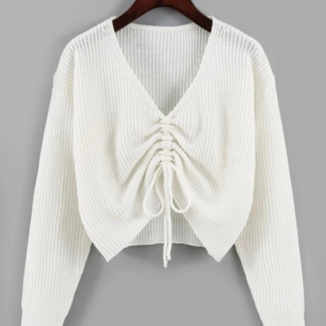Vit stickad kofta med snörning