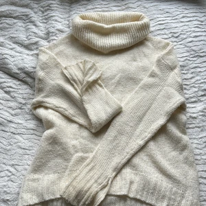 Krämvit polotröja från 157 - Ett perfekt fynd för dig som gillar oversized stickad tröja med krage som man viker ned själv precis så som man vill ha den, som är perfekt för höst och vinter. Som sagt storlek S och väldigt oversized tröja/kofta, kan vara lite genomskinlig men går superbra med te.x ett linne under. I ena armen är det ett litet hål men är super lätt att fixa själv. 