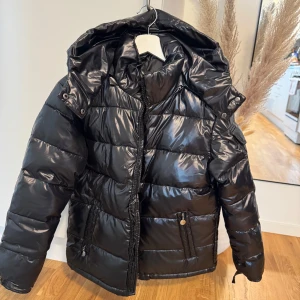 Vinterjacka - Säljer denna helt nya vinterjacka. Den är helt oanvänd och endast testad hemma. Väldigt lik moncler jacka i modellen maya. Modellen passar både herr och dam. Köpt för 1000 kr och säljs pga att jag ångrat mig med modellen. 