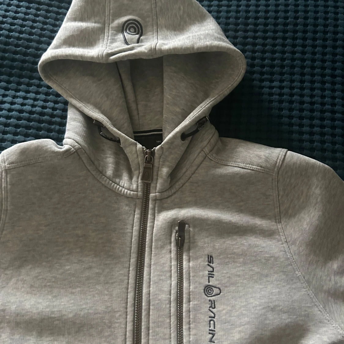 Grå hoodie från Sail Racing med dragkedja - 2