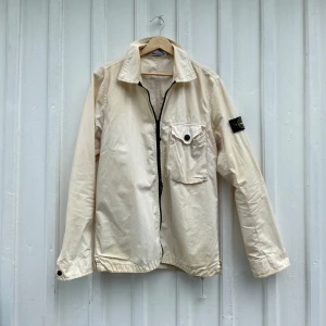 Beige overshirt från Stone Island - Byter denna beiga overshirt/vår- eller höstjacka från Stone Island mot motsvarande plagg eller plagg av motsvarande värde! Tar tacksamt emot förslag i kommentarer eller meddelanden. Kan även sälja den mot monetär betalning.