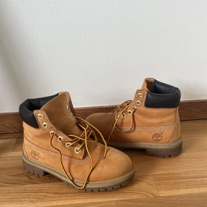 Timberlands  - Timberlands skor i storlek 35.5. Har använt ett fåtal gånger. 