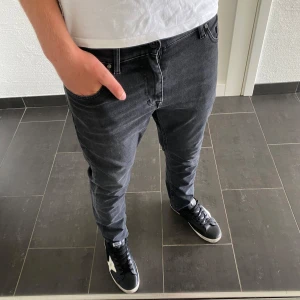 Tiger of sweden jeans  - Storlek: 31/34 (sitter som 31/32) Färg: Svart / mörkgrå Klassisk passform, bra skick ✅  ✔️ Äkta Tiger of Sweden ✔️ Modell EVOLVE – populär och tidlös ✔️ Snygga till både vardag och fest  📦 Kan skickas snabbt!
