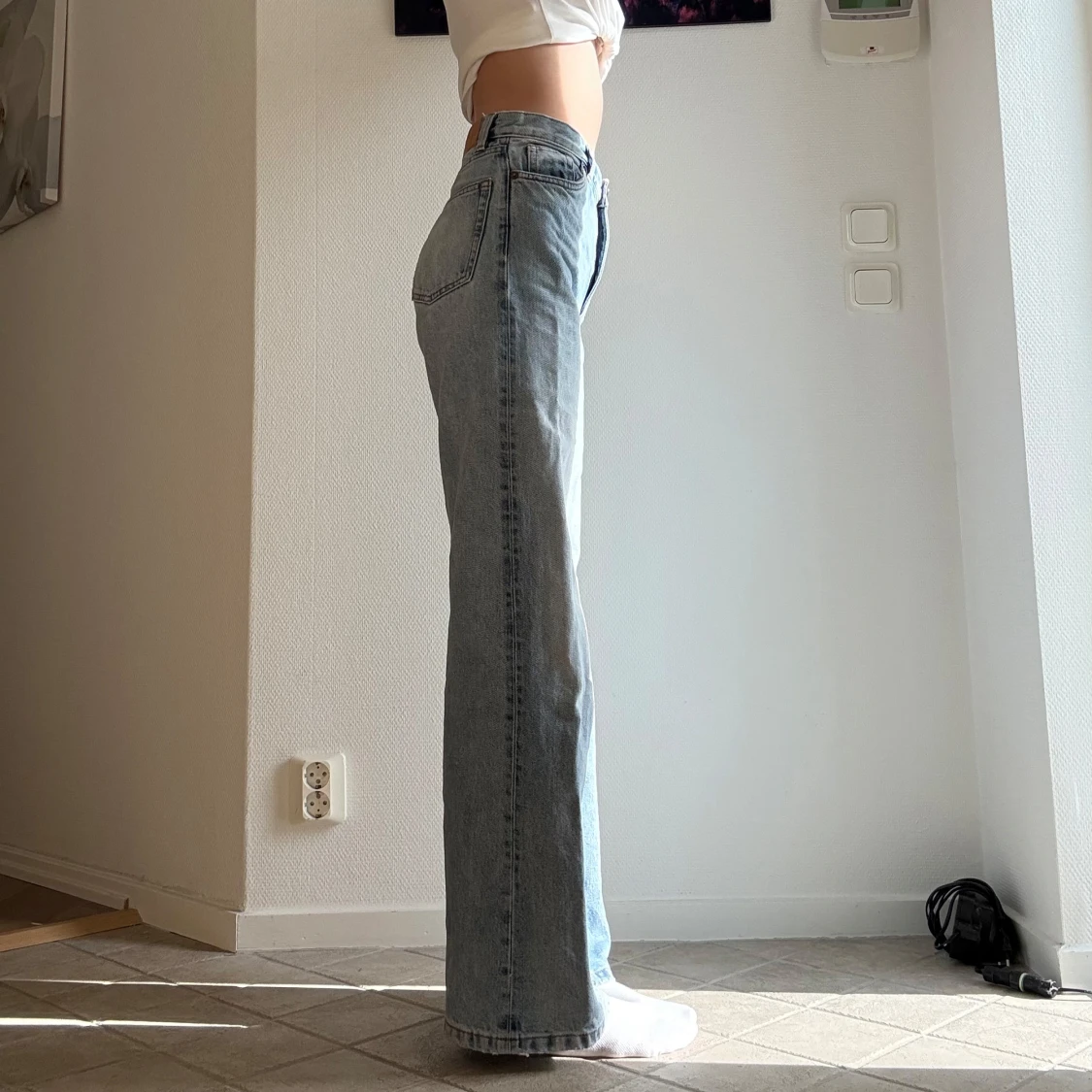 Ljusblå raka jeans från Monki - 1