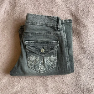 Grå flared jeans från Gina Tricot - Snygga grå jeans från Gina Tricot. Har y2k vibe bakfickor. 