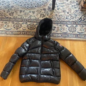 Colmar jacka - Super snygg jacka från colmar! Den är i jätte bra skick och är perfekt som höst/vinter jacka. Den är i killmodell men passar för tjejer också. De finns en liten defekt på armen men inget som syns. Den är i storlek xs i herr men sitter som S/m  för mig. Pris går att förhandla!
