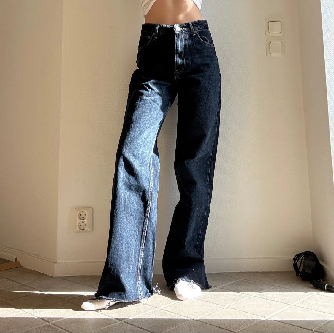 Mörkblå wide jeans med fransiga kanter