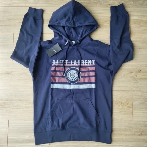 Saint Laurent Hoodie - En sprillans ny Saint Laurent hoodie. Storlek: S | Skick: 10/10 | Nypris ca 6000-7000 | Mitt pris: 2500 | Pris kan diskuteras vid snabb affär! | Hör av er vid frågor!