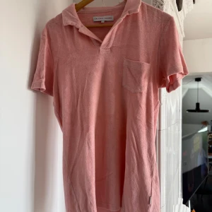 Orlebar Brown - Rosa frotté t-shirt - Rosa t-shirt från Orlebar Brown i mjuk frotté, perfekt för chill dagar. Klassisk krage, kort ärm och bröstficka ger en avslappnad vibe. Tillverkad i Portugal, loose fit och skön mot huden. Snygg att matcha med shorts eller jeans.