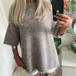 Beige oversized stickad tröja - Supermjuk och lite overdized stickad tröja i brun beige färg. Tröjan har breda, halvlånga ärmar och en klassisk rund halsringning. Perfekt för lager-på-lager och även till hösten. Lägg gärna prisförslag eller andra frågor!💗💗