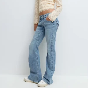 gina tricot lågmidjade jeans - superfina jeans från gina tricot, lågmidjade med detaljer på fickorna. från gina young storlek 170, passar S-M. endast använda en gång