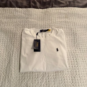 Vit Ralph Lauren T-shirt - Säljer en vit Ralph Lauren T-shirt i storlek small.