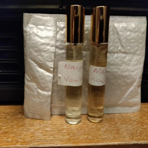 Två testers NAIYA vanilla sugar rich cherry  - Båda testers är 15ml i glasflaska. Vanilla sugar och rich cherry NAIYA 