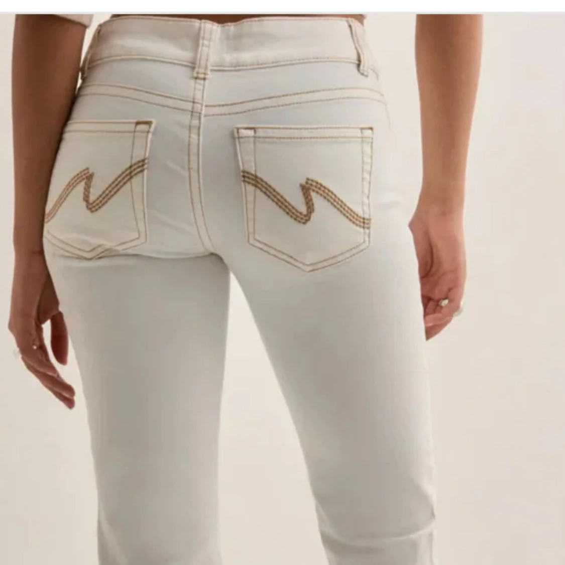 lågmidjade nelly jeans - 2