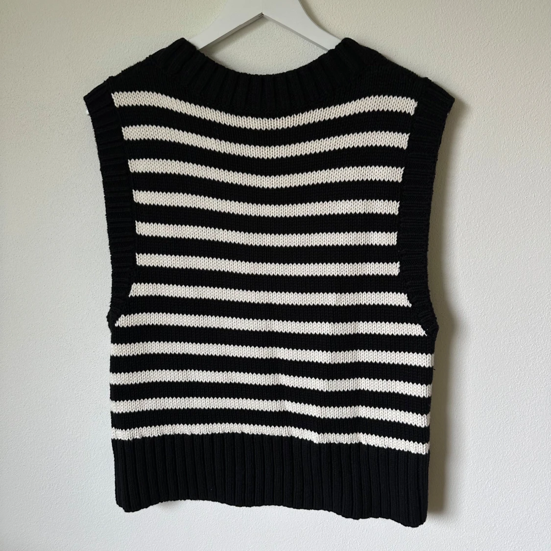 Randig stickad väst från & Other Stories - 1