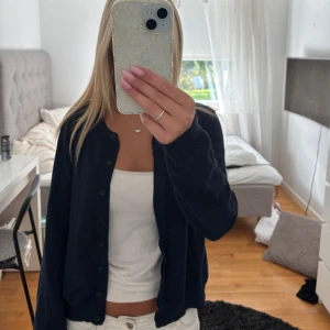 Mörkblå kofta  - Står att koftan är i storlek M men passar även storlek xs/s💕