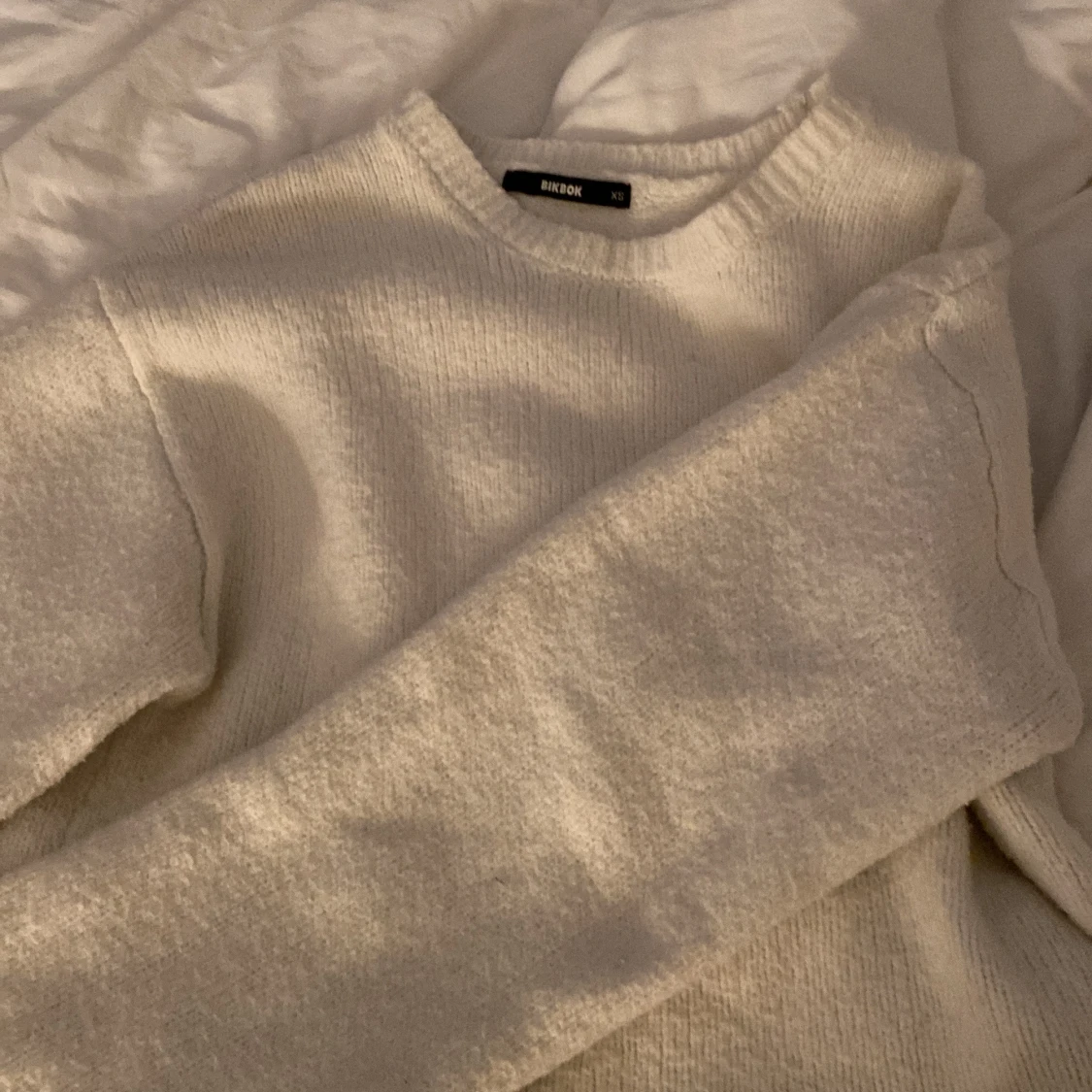 vit oversized stickad tröja BikBok - 1