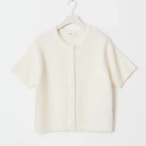 Vit stickad kofta från Gina  - Säljer denna jättefina koftan från Gina då den inte kommer till användning, skriv för fler bilder!