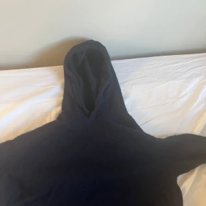 Mörkblå hoodie i kashmir från Oscar Jacobson - Säljer en riktigt mjuk och lyxig mörkblå hoodie från Oscar Jacobson i kashmir. Tröjan har huva, lång ärm och klassisk passform. Perfekt för dig som gillar stilrena och bekväma plagg med premiumkänsla. Nypris 1599 mitt pris 399 storlek m men passar s 