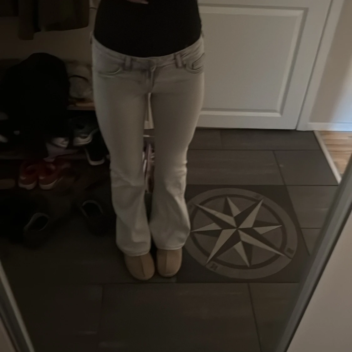 Ljusgråa lågmidjade jeans