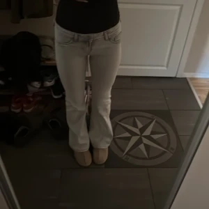 Ljusgråa lågmidjade jeans - Super fina men säljer då de är för tight i låren på mig 