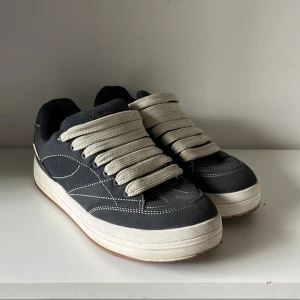 Chunky Bershka skor - Säljer dessa bershka skor för att dem är  för små, andvända ett fåtal gånger.