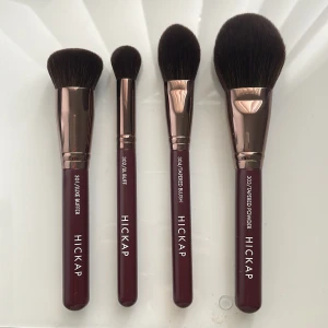 Sminkborstar från Hickap, 4-pack - Fyra sminkborstar från Hickap. Det här setet säljs inte längre. Den innehåller Luxe Buffer, Lil Buff, Tapered Blush och Tapered Powder. Perfekta för applicering av foundation, rouge och puder. Borstarna är mjuka och har stilren design. Används ej, köptes för ca 649kr