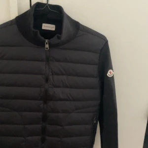 Moncler Cardigan - Svart moncler cardigan, vill sälja den för att den inte passar min stil, endast testad, kan gå lågt i pris för att få den såld. Ska köpa en ny. Skicka prisförslag, acceptera nästan allt