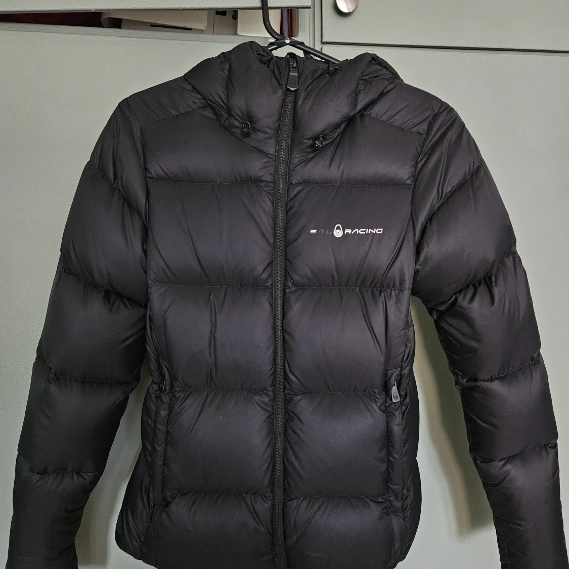 Svart dunjacka Sail Racing XS