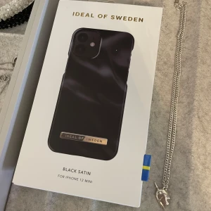 Svart skal iDeal of Sweden - Helt nytt i förpackning! Snyggt svart skal från iDeal of Sweden. Passar iPhone 12 mini & 13 mini.  
