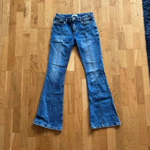 Blå bootcut jeans  - Blå utsvängda jeans med pressveck. De är i barnstorlek 158 men passar mig som är ungefär 156.  Prisförslag är varmt välkomna 😌