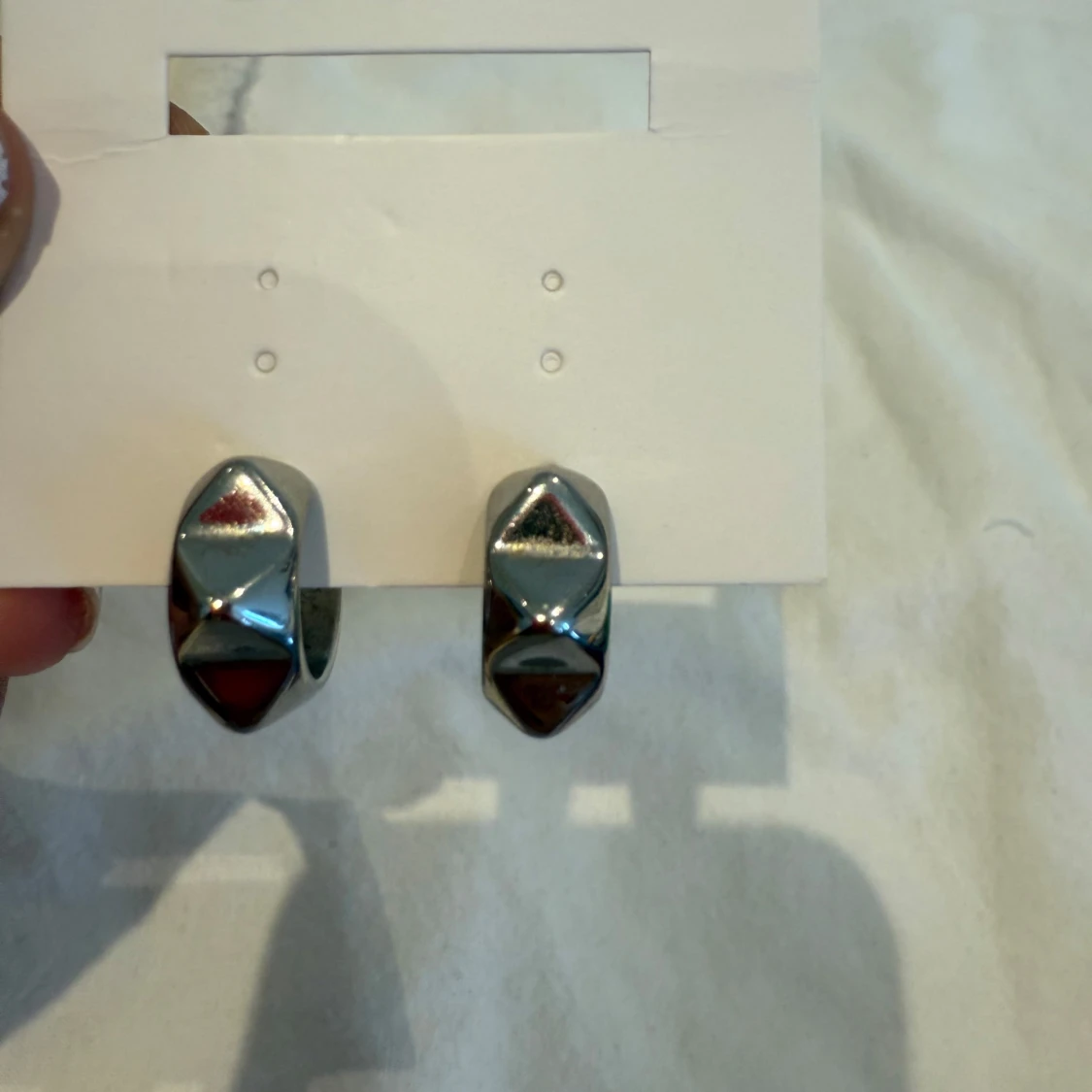 Silvriga örhängen från Edblad 