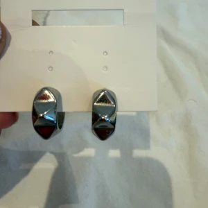 Silvriga örhängen från Edblad  - Edblad örhängen! Har nästan knappt kommit till användning 