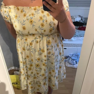 Gul sommar klänning - Jätte fin gul sommar klänning med blommor den är från Shein men de märks inte på tyget använd få tal gånger  