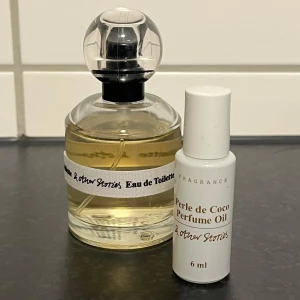 & Other Stories parfym och olja - Parfymer från & Other Stories: Perle de Coco Eau de Toilette 50 ml samt Perfume Oil på 6 ml. Båda ingår i köpet och är i princip oanvända, minus några testsprut. Porto tillkommer. 