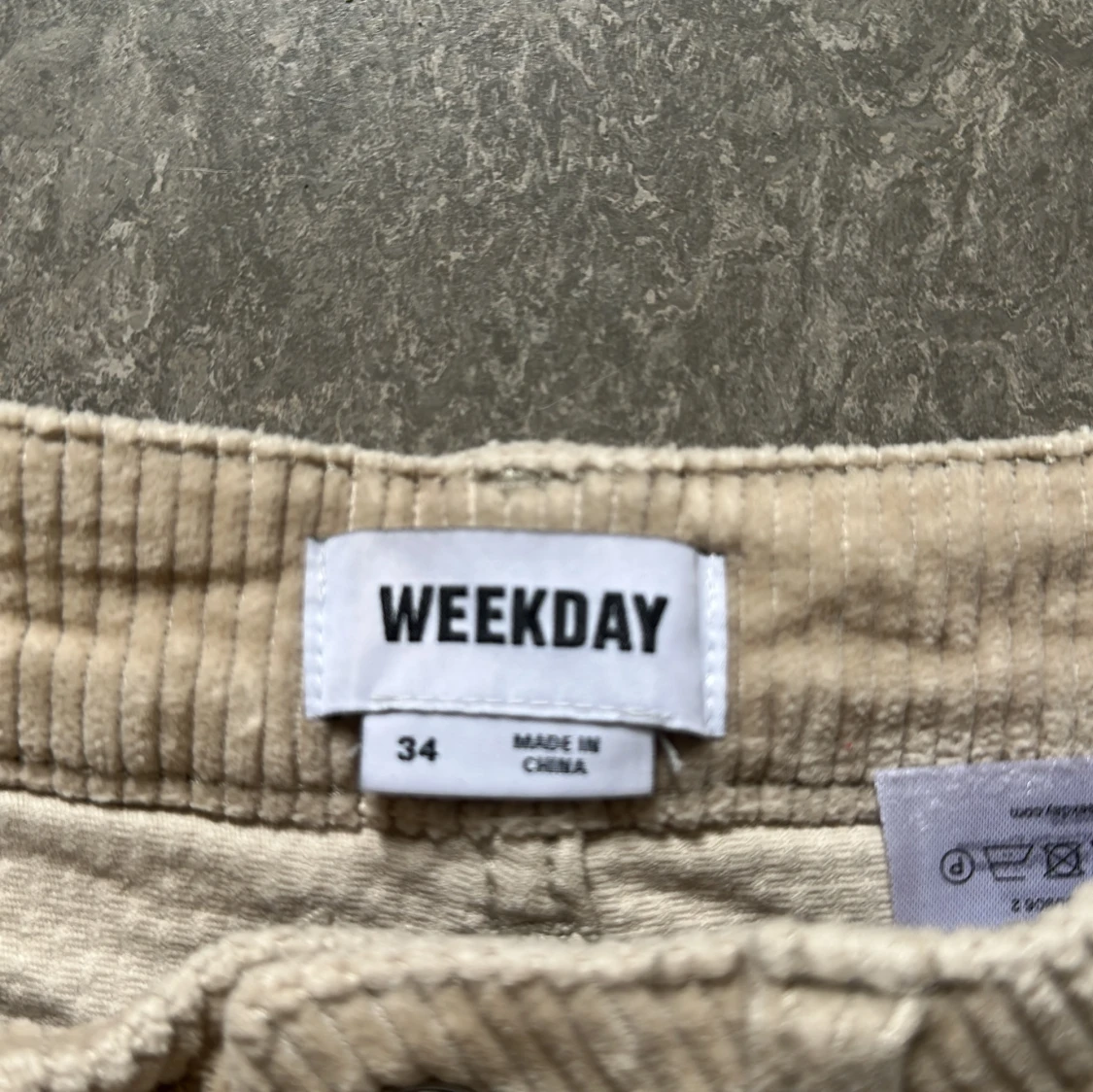 Beiga manchesterbyxor från Weekday - 2