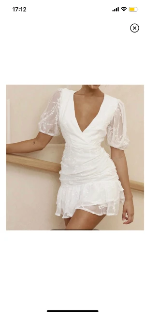 supersöt klänning - säljer denna klänning som är perfekt för studenten då jag har hittat en annan. storlek m men passar mig som oftast har s.  köpt här på plick för 900kr💛 pris kan diskuteras!