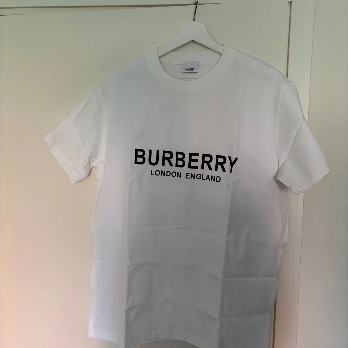 Vit Burberry t-shirt med tryck