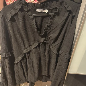 Svart blus - En sååå fin perfekt svart blus ifrån NA-KD 