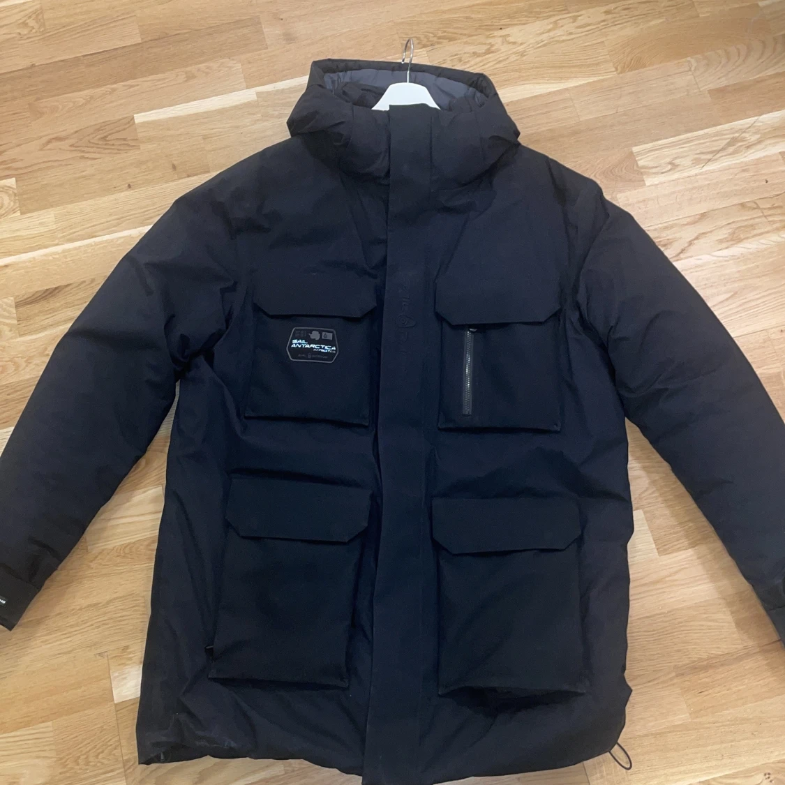 Svart dunjacka med stora fickor